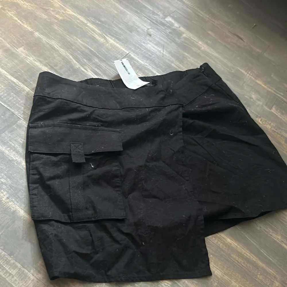 NWT H&M Mini Asymmetrical Cargo Skirt‎ in Black Size Small